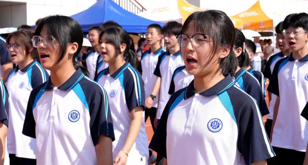 "蓄势待发新高一学生身着校服军训会操表演举行2023年高一新生十堰