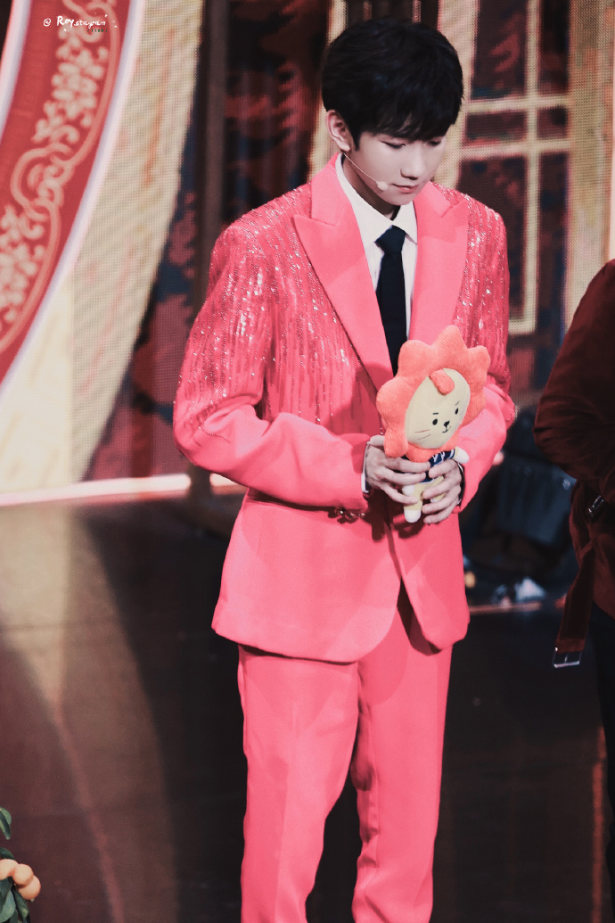 王源超话#王源北京春晚代言人#[2021]推开新年的窗 冬日升温 热烈更胜