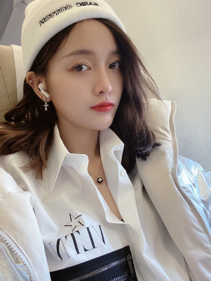 吴宣仪一口气晒17张美照或甜酷或温柔风格迥异