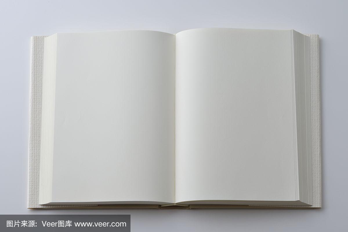 翻开的书的空白页,封面在白色背景上