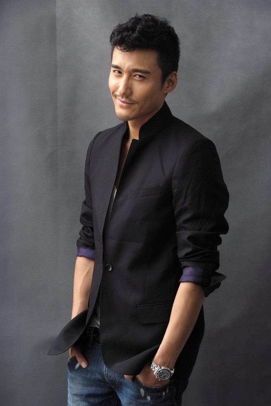 中国首席男模胡兵亮相大背头搭小胡子48岁男人味爆棚