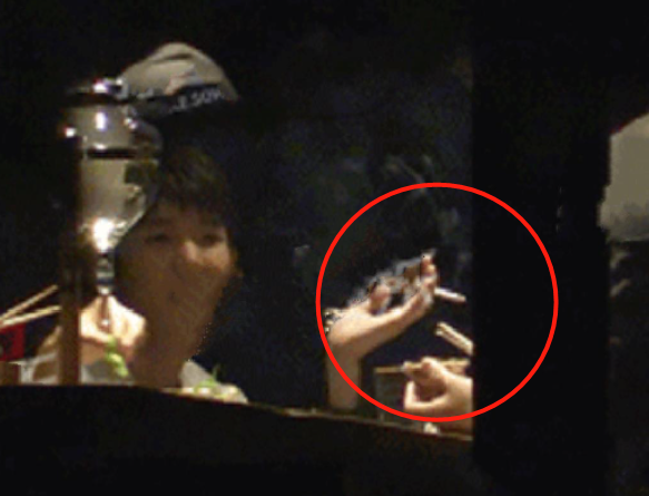 蔡徐坤被偷拍疑似抽烟头靠车座一脸享受司机抽烟单手违规驾驶