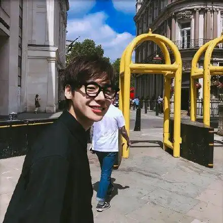 想求哈哈大笑的男生头像笑得浮夸笑得开心笑得眼睛眯成一条缝贼有感染