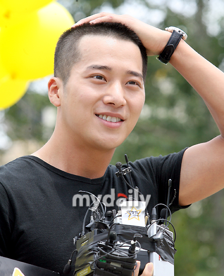 韩国演员李莞12日上午参军服役