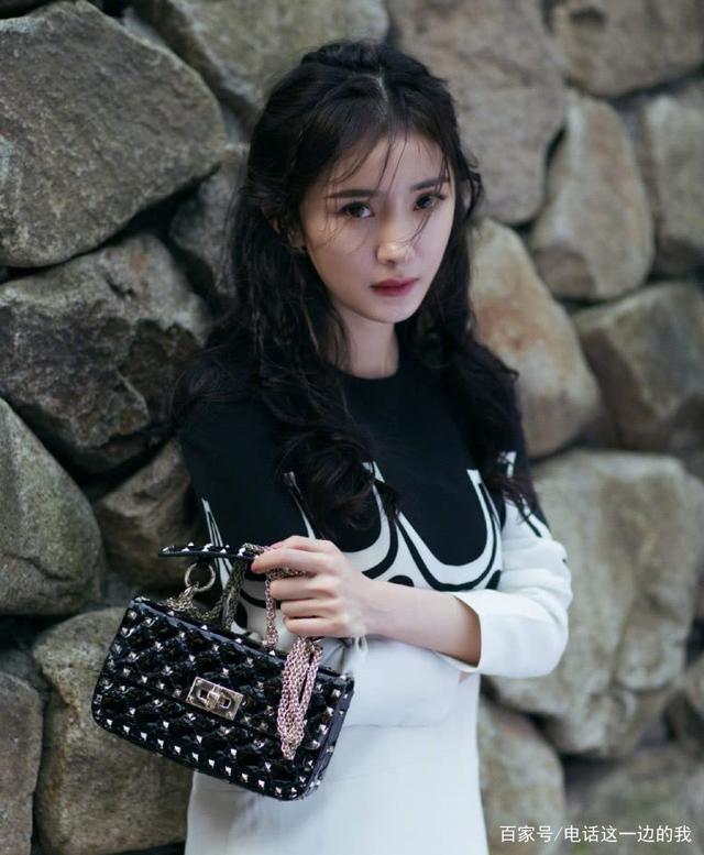 32岁杨幂换了一款八字空气刘海,高发际线消失了,减龄又时髦