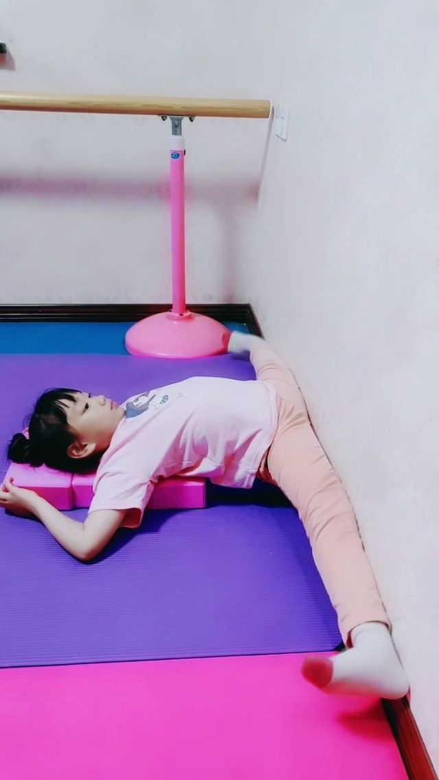 练习加砖头横叉打垮,真棒感谢大家支持我!