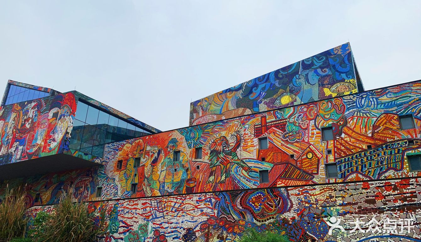 川美罗中立美术馆整个楼非常有特色外立面通体都是用