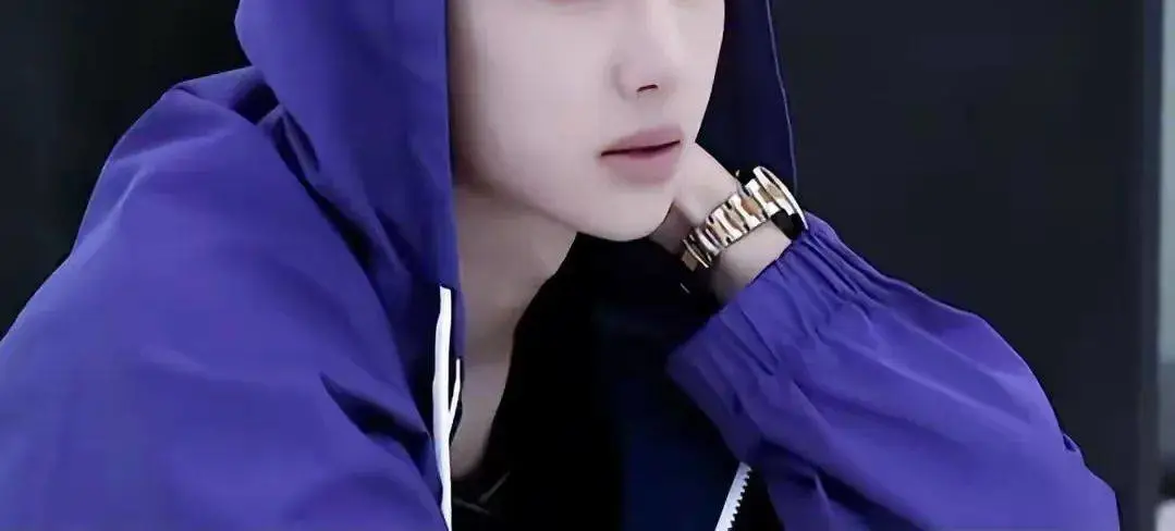 王一博现身香港兰桂坊陪大佬?网友偶遇打招呼把助理吓一跳!