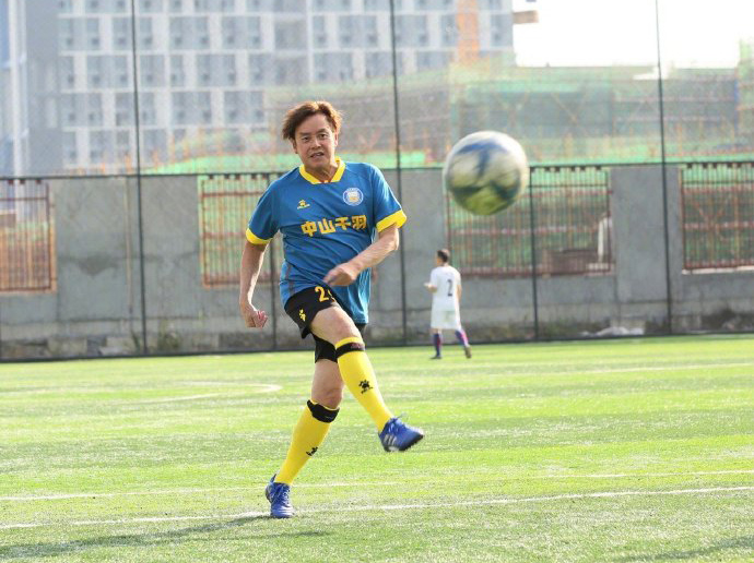 谭咏麟在香港的豪宅简约时尚,配色温馨高级,真羡慕