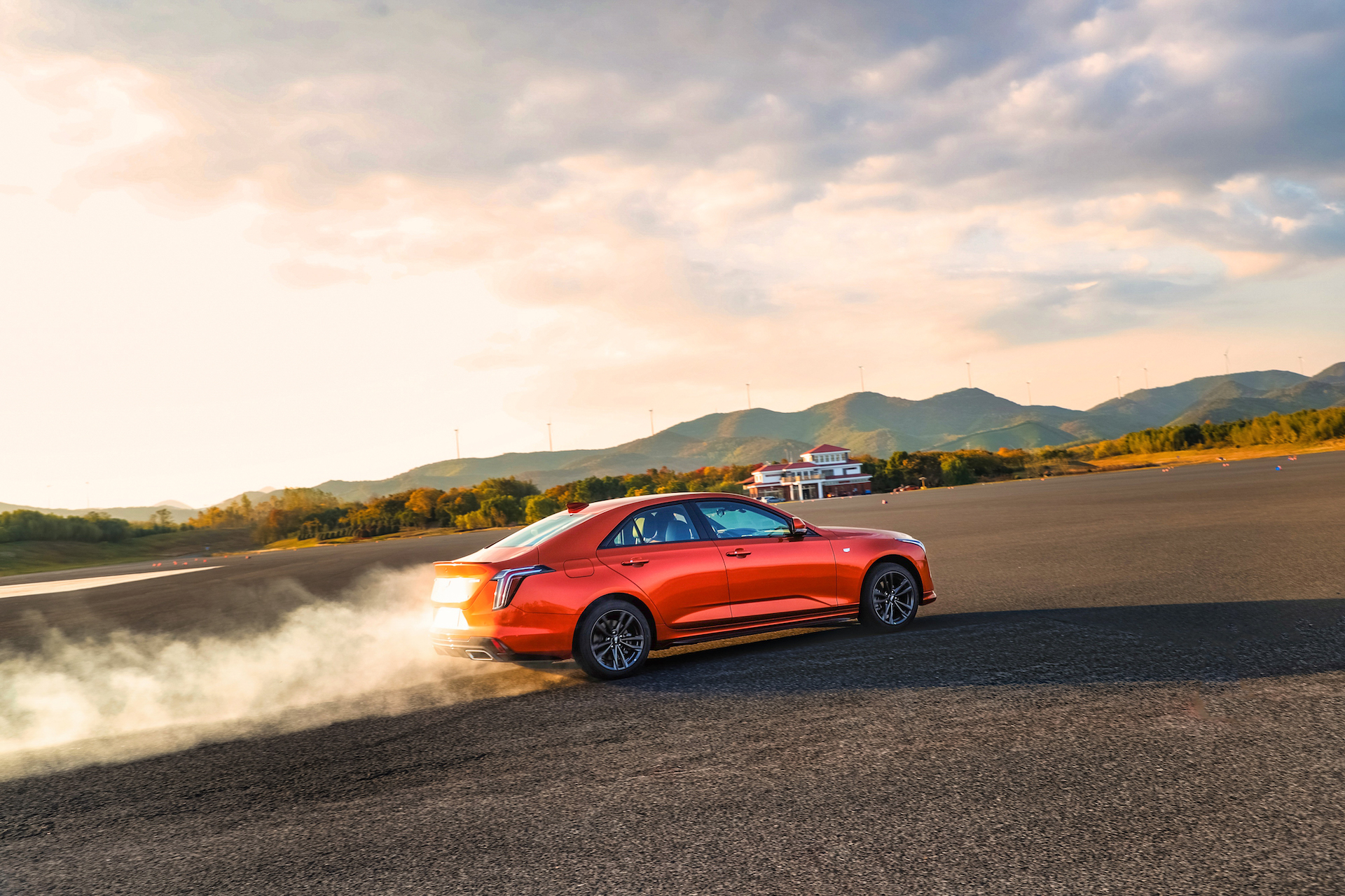 人生第一台后驱车,与你更近一步 凯迪拉克ct4 25t车型上市