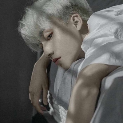 白色禁欲系清爽男头_男生头像_我要个性网