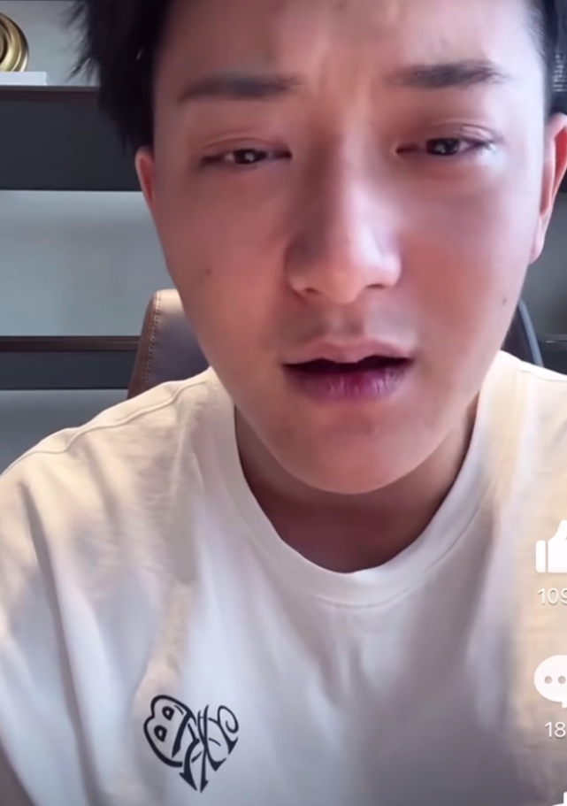 黄子韬身穿白色t恤直播,全素颜出镜的他脸上瑕疵清楚可见,但他本人一