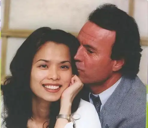 韦唯的丈夫迈克尔是个瑞典人,还是国际上有名的钢琴家.