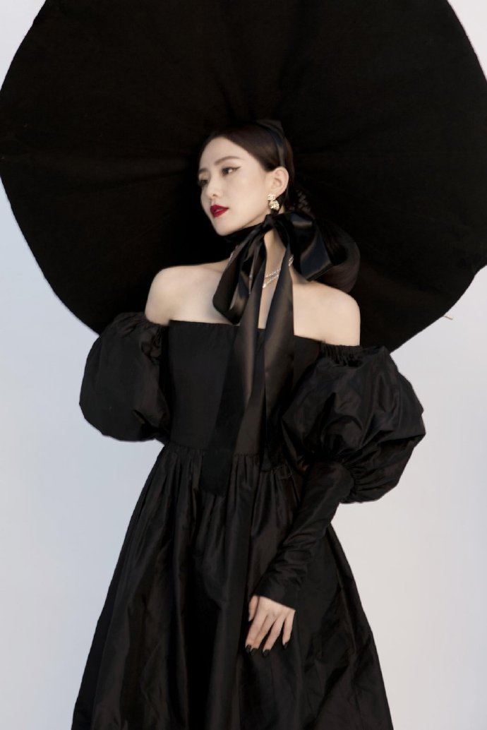 刘诗诗复古大片拍摄花絮曝光 神情冷艳气质优雅又迷人#明星