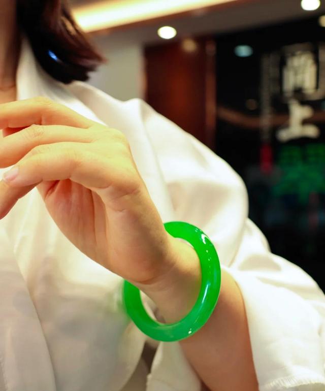 少女感十足,谢娜同款翡翠玉器手镯