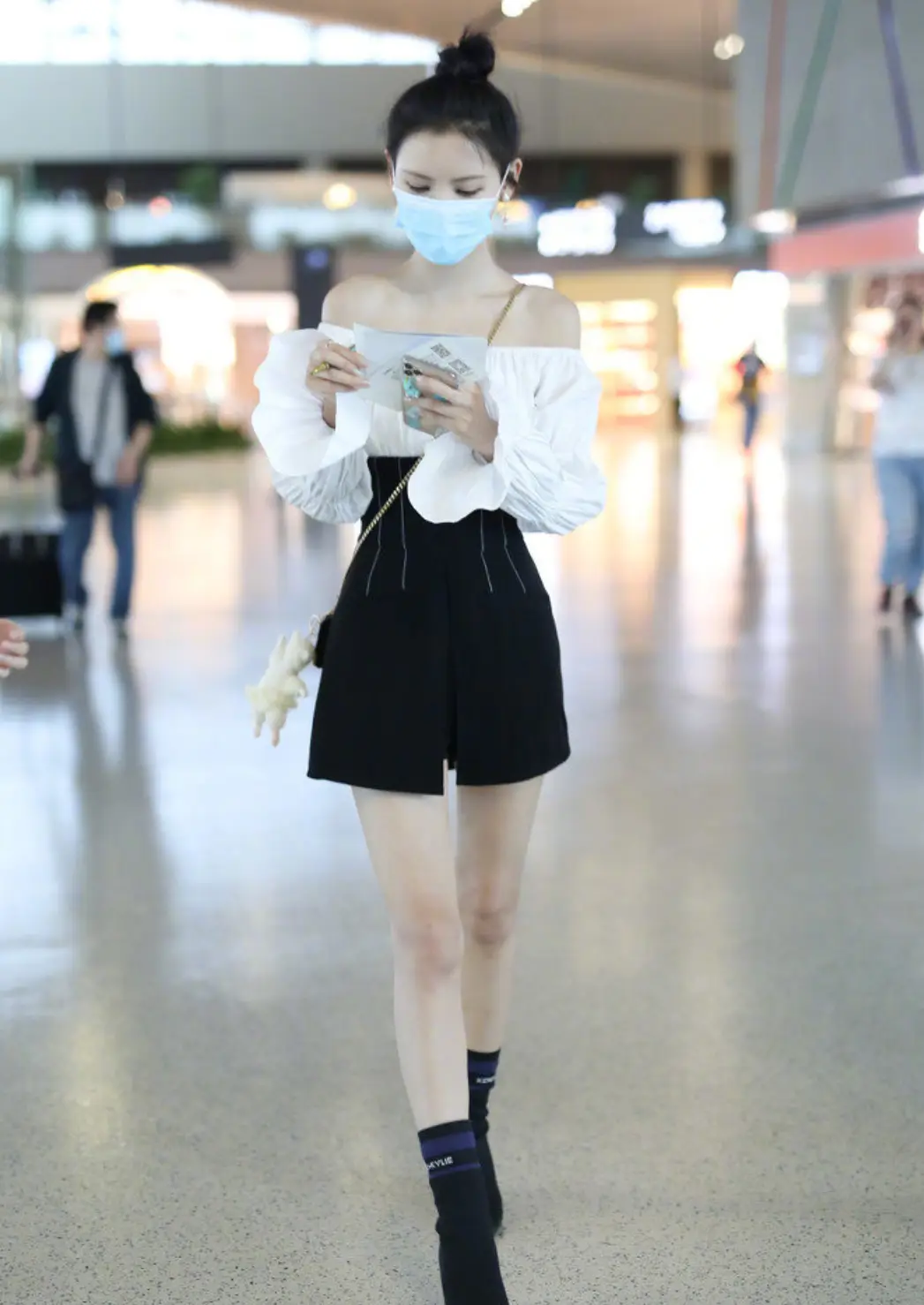 张予曦把自己的人像印t恤上,比露出的细腰还惹眼,也太臭美了吧