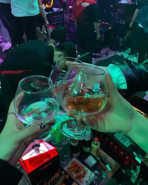 临沂奥斯卡酒吧美女桌三人套餐