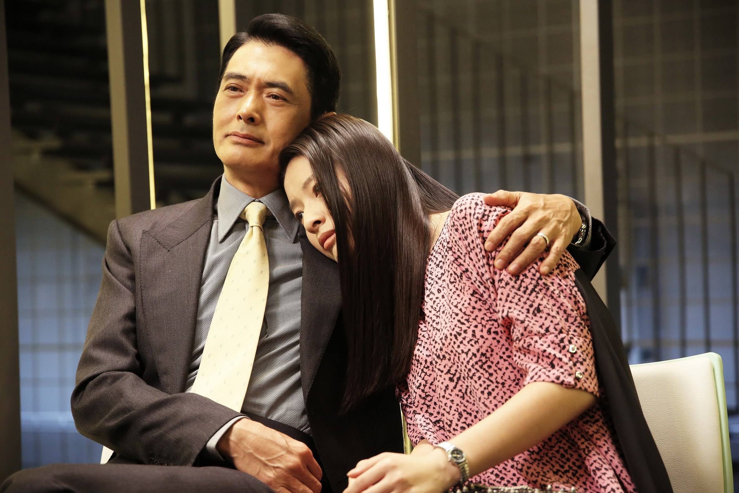 据钟楚红透露在剧组拍摄的间隙,周润发经常会演技扰钟楚红,和几个剧组