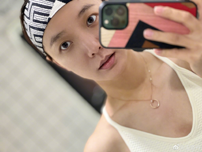 王珞丹运动前中后随拍##王珞丹的素颜