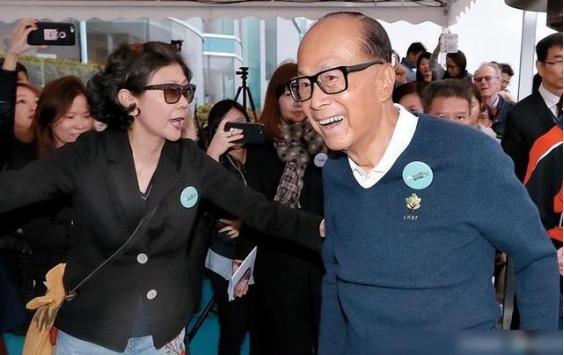 故事:李嘉诚带李嘉欣偷偷回家私会,2小时后原配居然离奇死亡