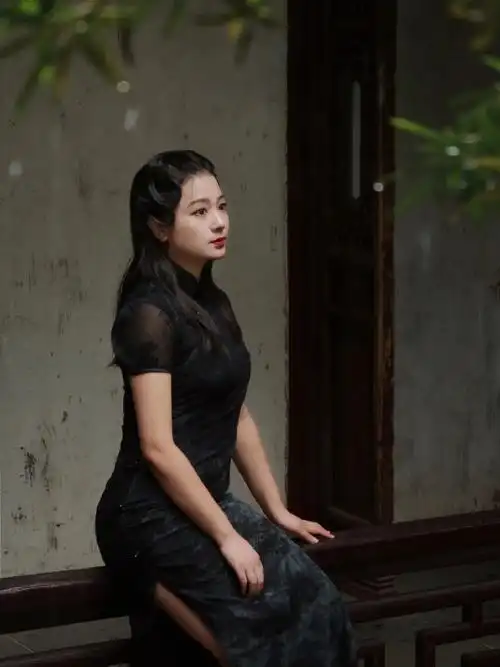 烟雨入江南 雨天的姑苏才有韵味.旗袍和园林真的很搭呀!拍照太 - 抖音