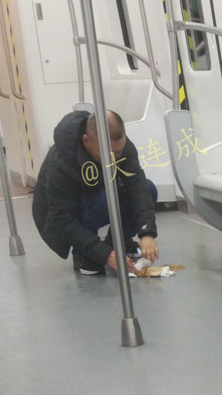 大连地铁醉汉呕吐熏走一车乘客 然而结局令人没想到