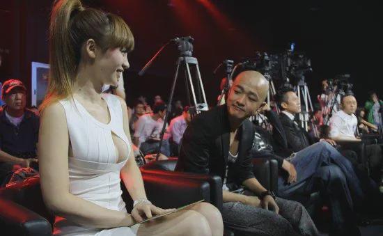 媒体抓到偷看柳岩的身材,包贝尔直言正常男人,看咋了_时尚_事件_婚礼