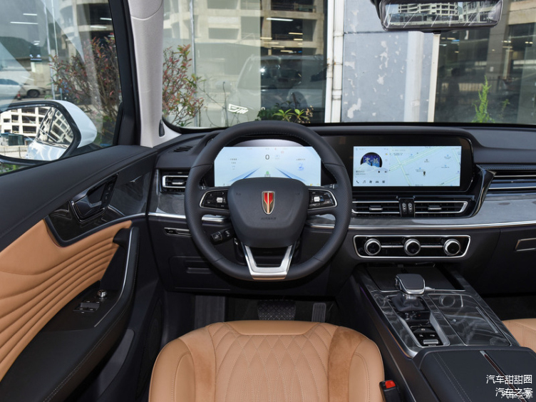 内饰方面,新红旗hs5大胆地糅合了东方美感与现代科技,仪表板设计简洁