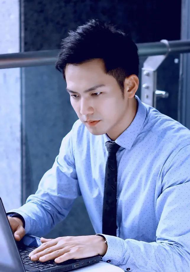 让我入坑的还是2013年《最美的时光》里钟汉良饰演的陆励成,当时流行