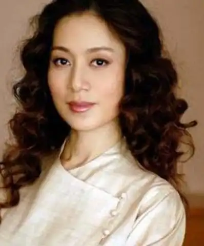 玉面狐狸郑益萍她是戏中唯一的三姐,虽然地位不高,但却以她那高颜值和