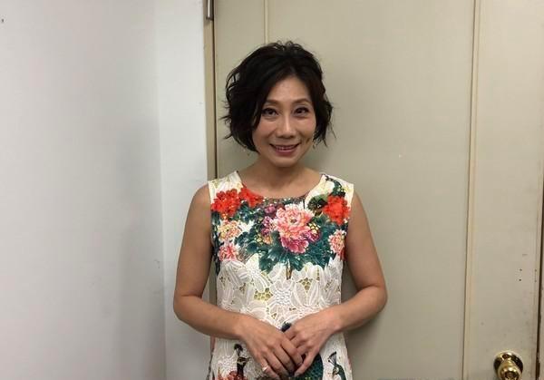 54岁女星与人当街亲吻,男子秃顶干瘪显年迈,7年前就被曝婚外情_姚黛玮