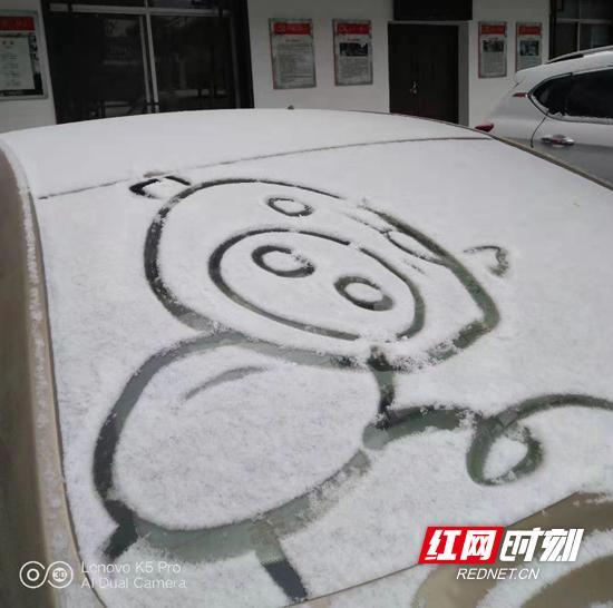 下雪了,下雪了,雪地里来了一群小画家,这些车上的"画作"怎么样?