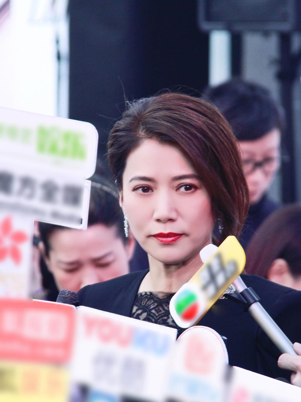 袁咏仪穿3万连衣裙出席活动气场更胜同场的维密超模