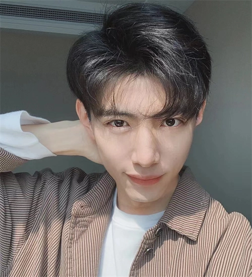 男生三七分短发 男团同款帅翻天_韩式男发 - 美发站