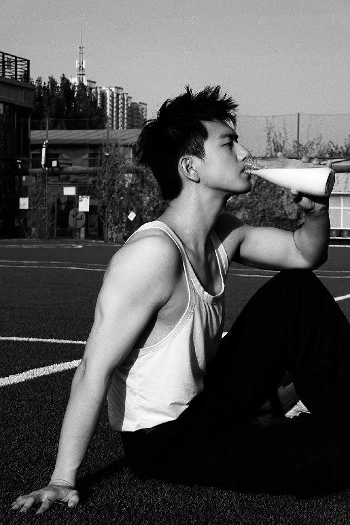 身材,穿衣显廋脱衣有肉,说的不就是李现吗他身上很自然地散发那种男性