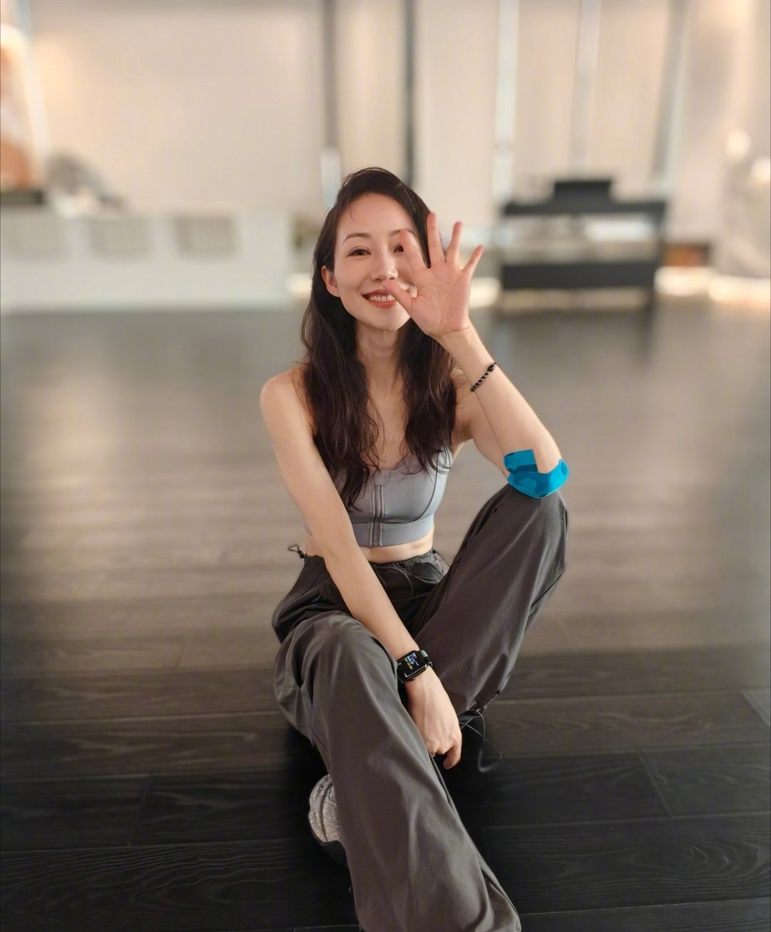 韩雪,身穿运动健身服,好瘦好美,原来明星拍照也喜欢比"耶",被美到了