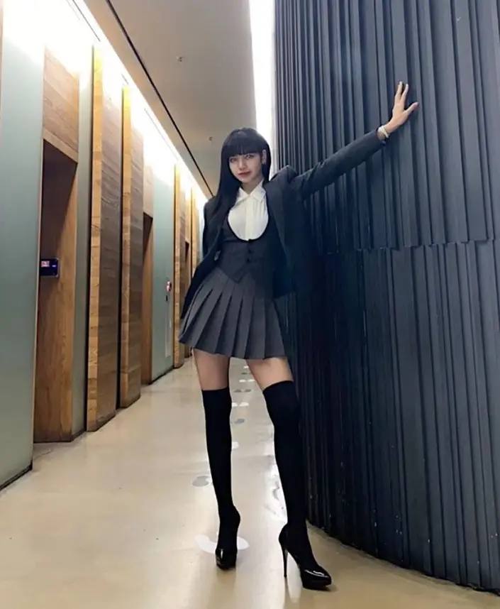 lisa腿精称号名副其实百褶短裙秀出大长腿比例太好了