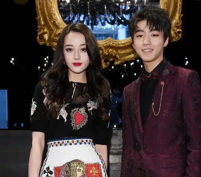 迪丽热巴米兰生图曝光美颜降临五官精致,和王俊凯同框太惊艳