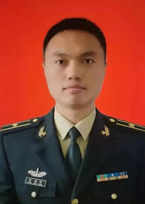 火箭军部队专程为缙云这个小伙子送来军功章