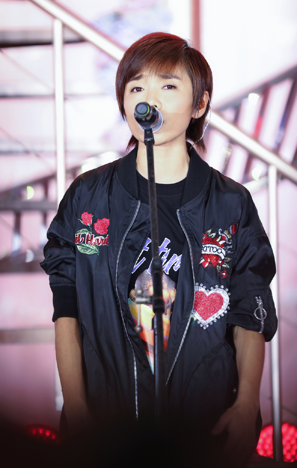 那个抱着吉他的超级女声许飞,十年如一日地唱着民谣,涅火重生了