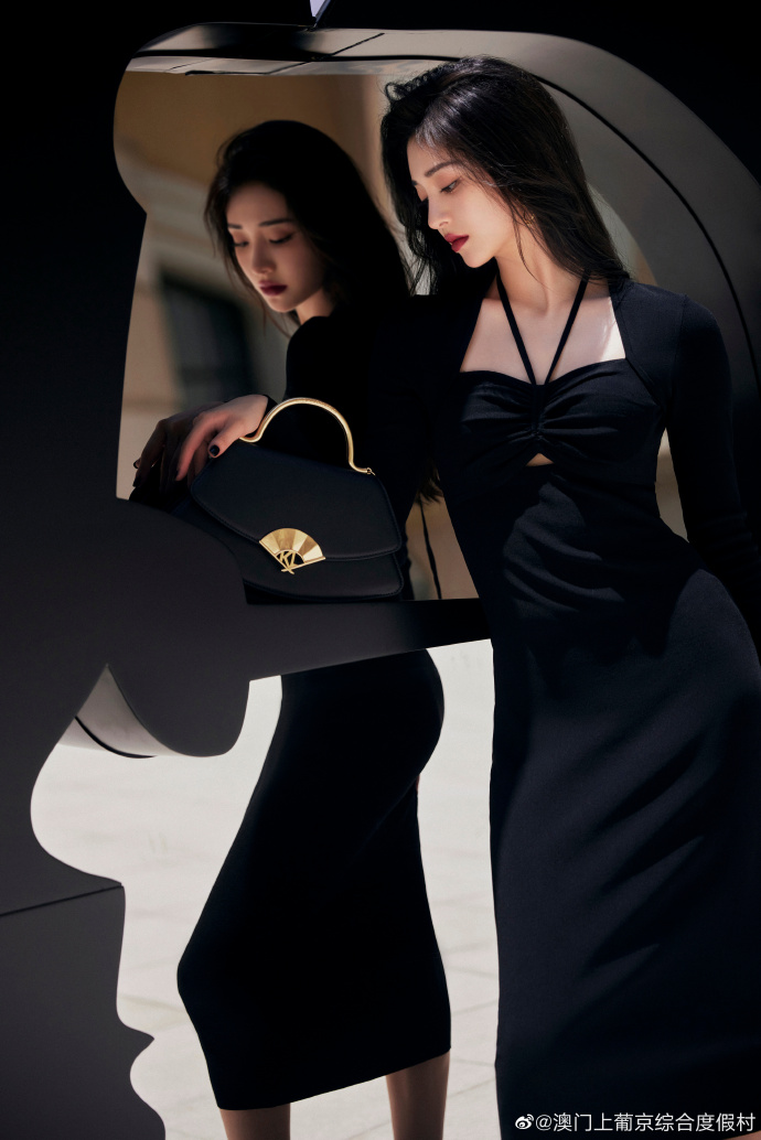 周洁琼_official身着黑色长裙搭配金色高跟鞋78现身澳门卡尔拉格斐