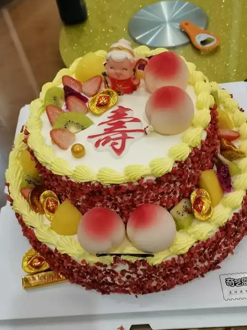 长寿蛋糕摆中央,共祝母亲寿无疆.