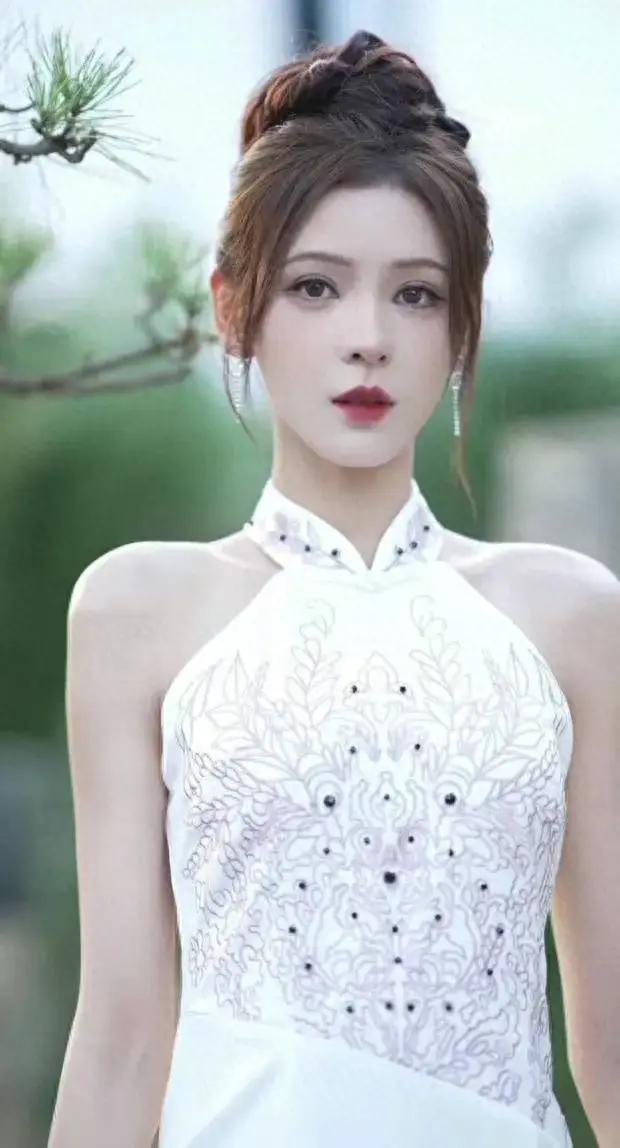 张予曦白色旗袍造型惊艳亮相,清新高贵身材曼妙_照片_气质_美貌