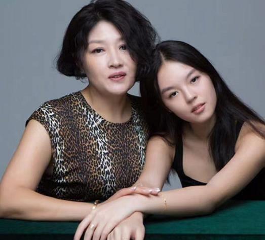 哈文发文庆女儿20岁生日,两人定居国外互陪伴,法图麦颜值在线_母女_送