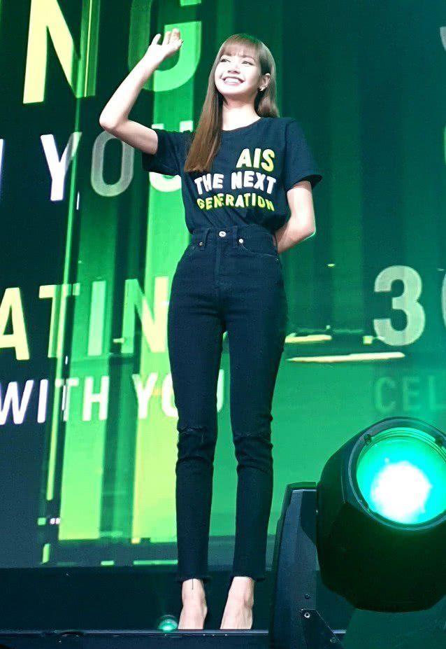 lisa舞台生图被晒出看到她的真实腿长再看看自己酸了