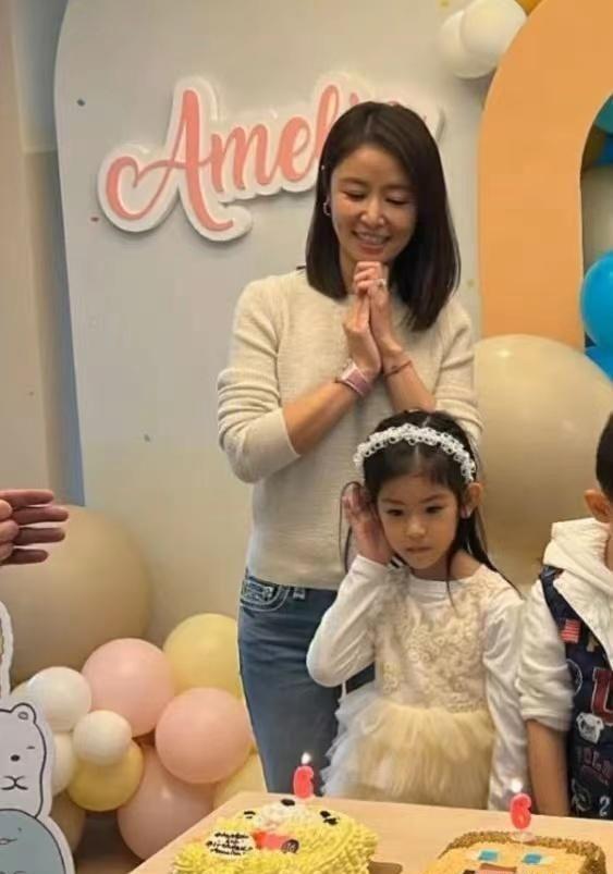 林心如霍建华女儿小海豚正面庆生照首曝光,皮肤像妈,五官像爸_穿着