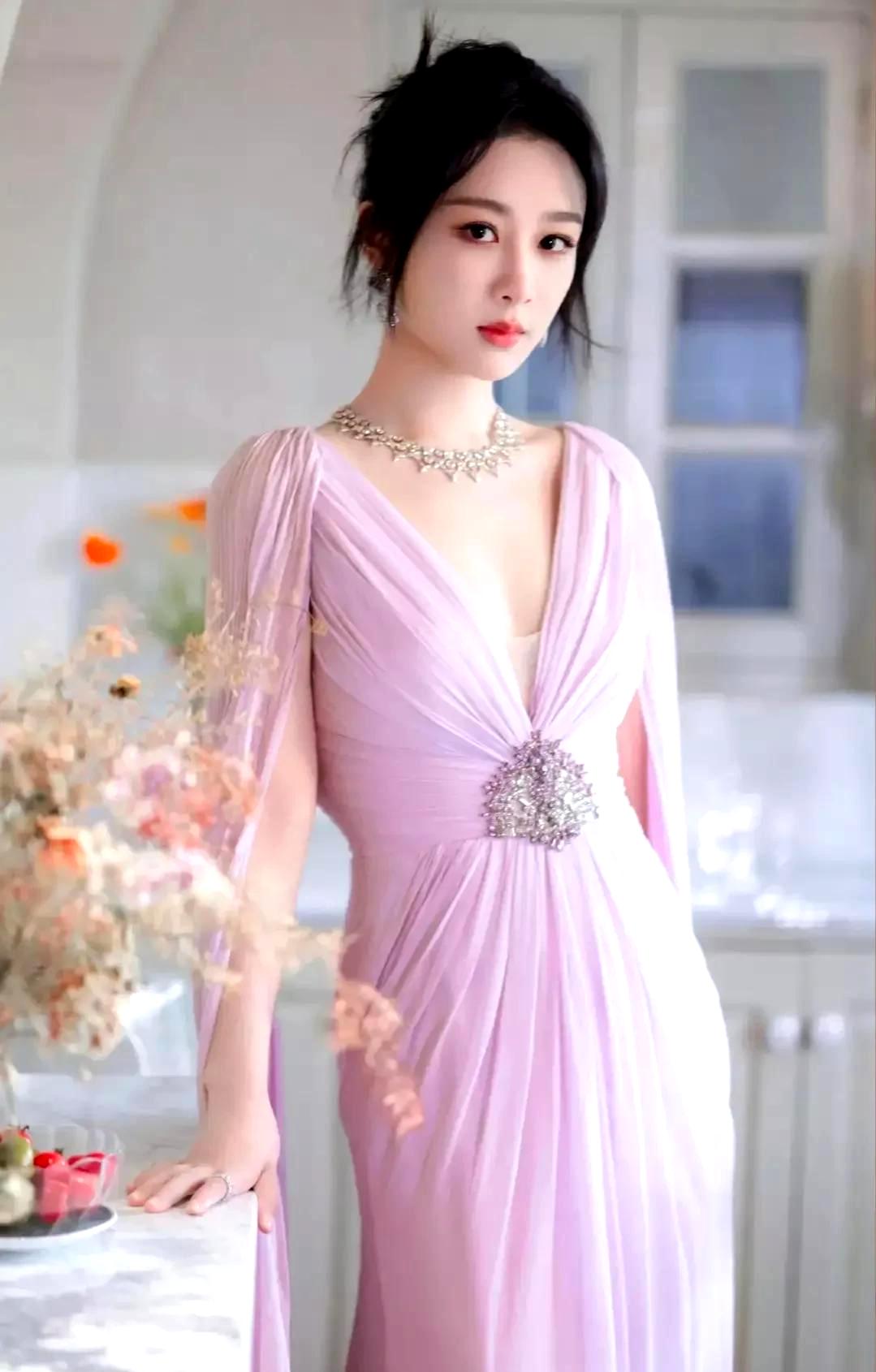 杨紫在近两届微博之夜上的造型备受关注.