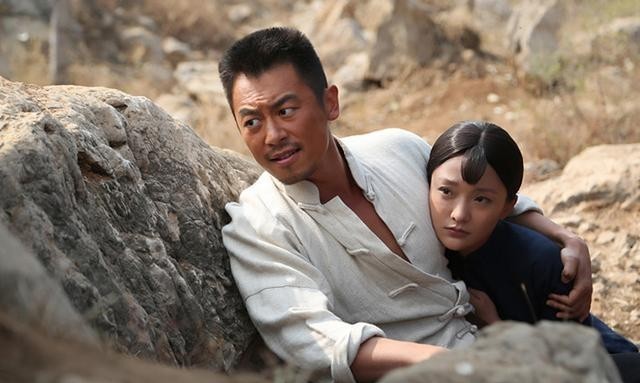 在2012年,电视剧《红高粱》的拍摄现场,朱亚文和周迅的默契配合和敬业