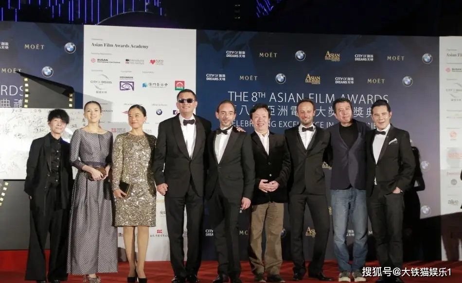 跟一群老外站一块,他的身高优势依旧很明显,有一种鹤立鸡群的感觉.