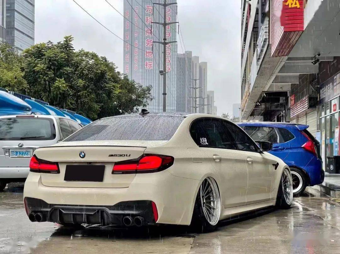 干净素雅的姿态宝马5系果然低趴才是这类车的归宿